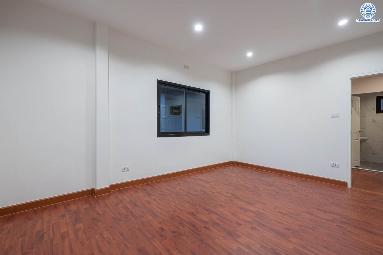 บ้านมือสองตกแต่งใหม่ โครงการ บ้านสาวิตรี พุทธมณฑลสาย3 เนื้อที่ 57.3 ตร.ว. ฟังก์ชัน 3 ห้องนอน 2 ห้องน้ำ จอดรถได้ 1 คัน บนทำเลใกล้ทางคู่ขนานลอยฟ้าบรมราชชนนี ม.มหิดล เซ็นทรัลศาลายา และรายล้อมด้วยสิ่งอำนวยความสะดวกครบ